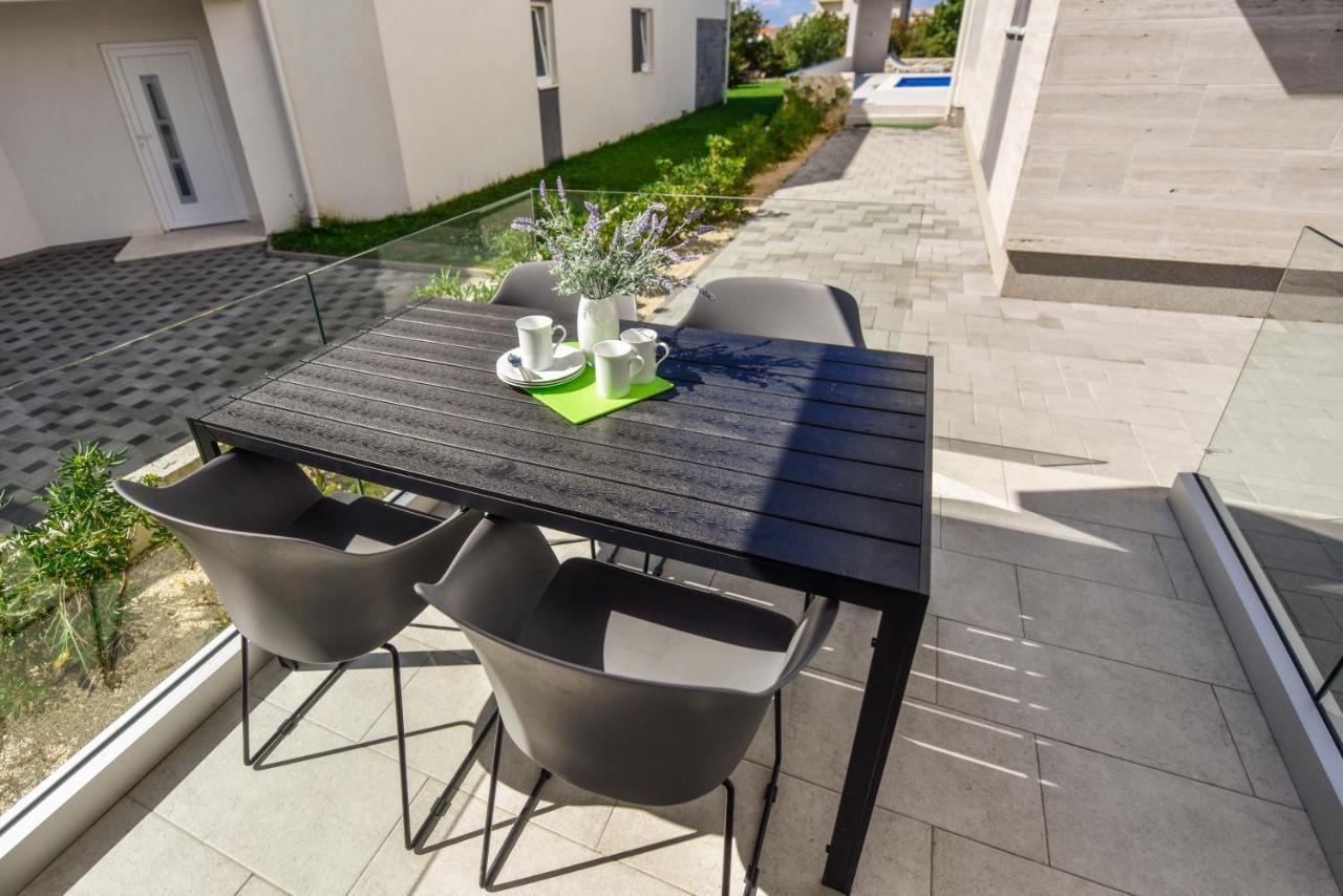 Apartments & Rooms Pool Villas Maris Novalja Bagian luar foto