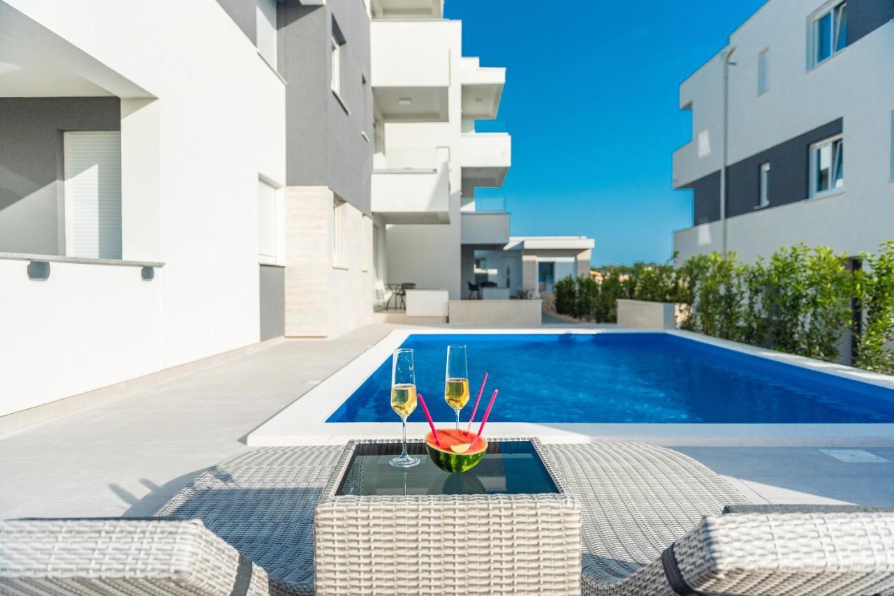 Apartments & Rooms Pool Villas Maris Novalja Bagian luar foto