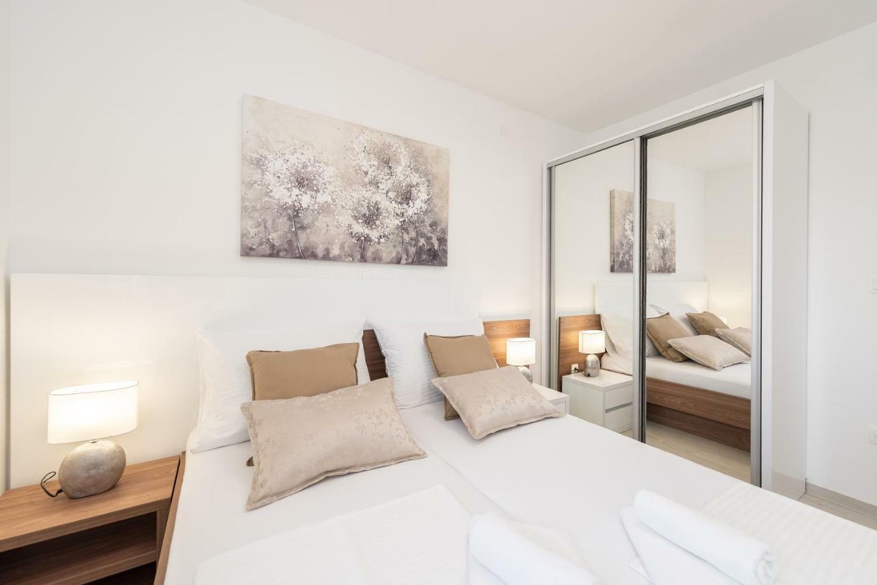 Apartments & Rooms Pool Villas Maris Novalja Bagian luar foto