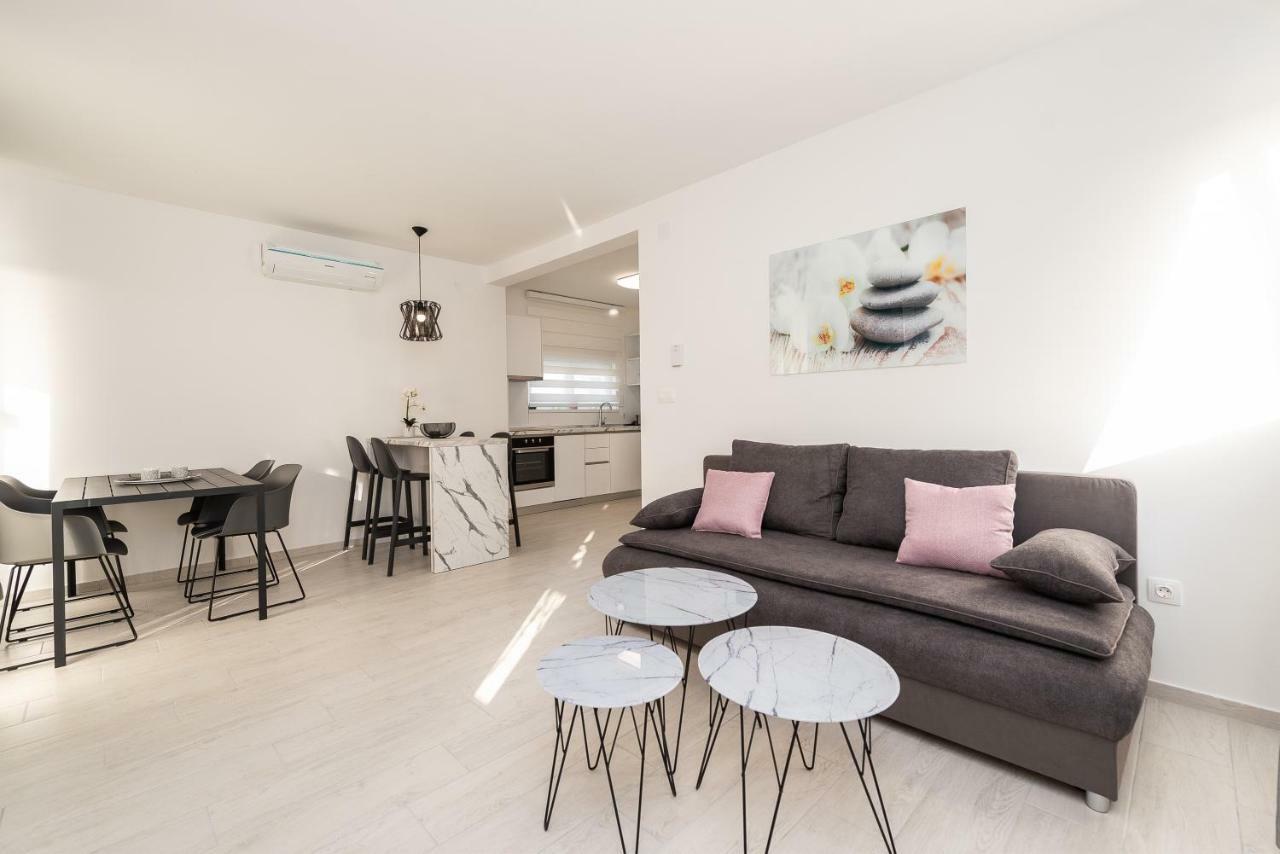 Apartments & Rooms Pool Villas Maris Novalja Bagian luar foto