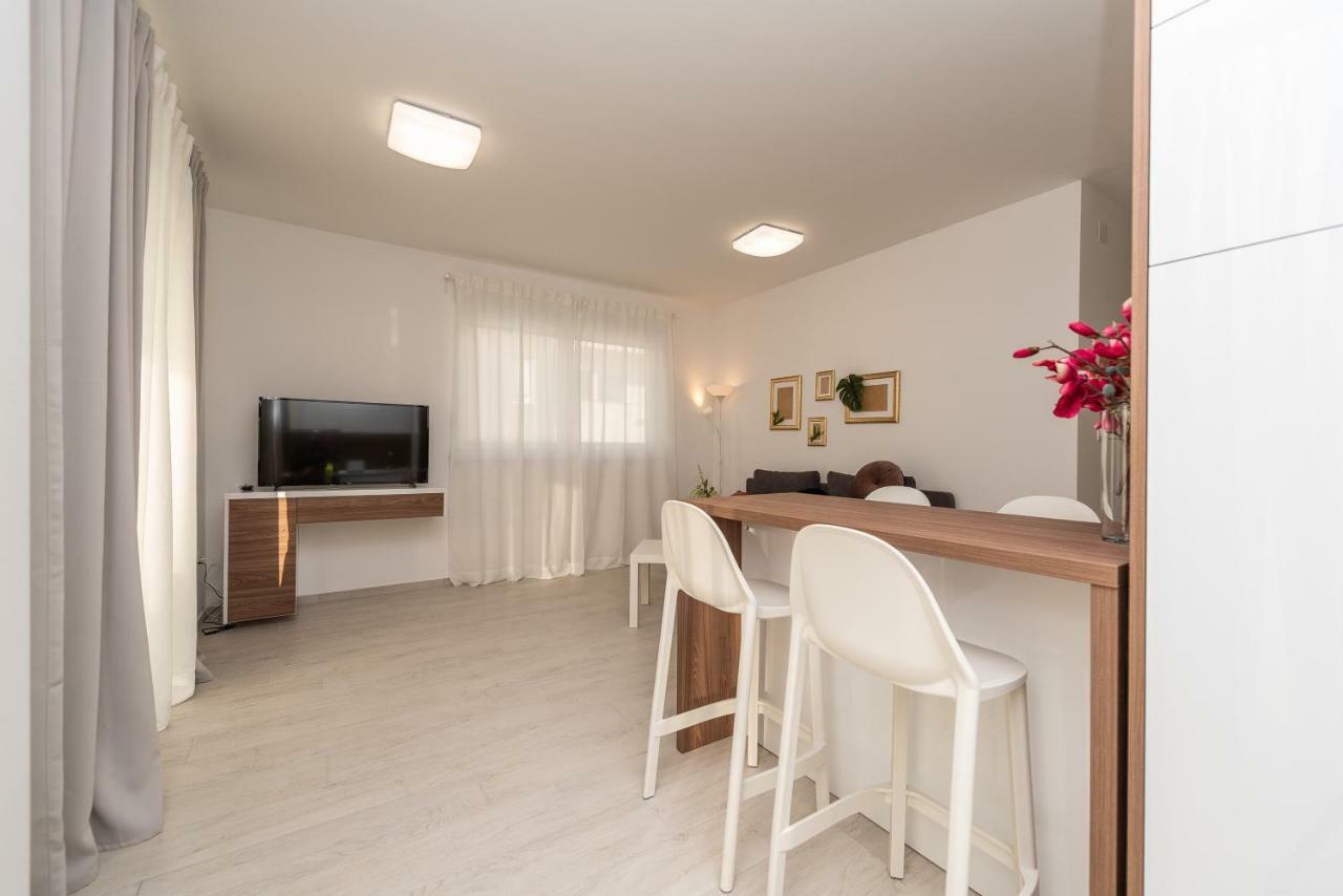 Apartments & Rooms Pool Villas Maris Novalja Bagian luar foto